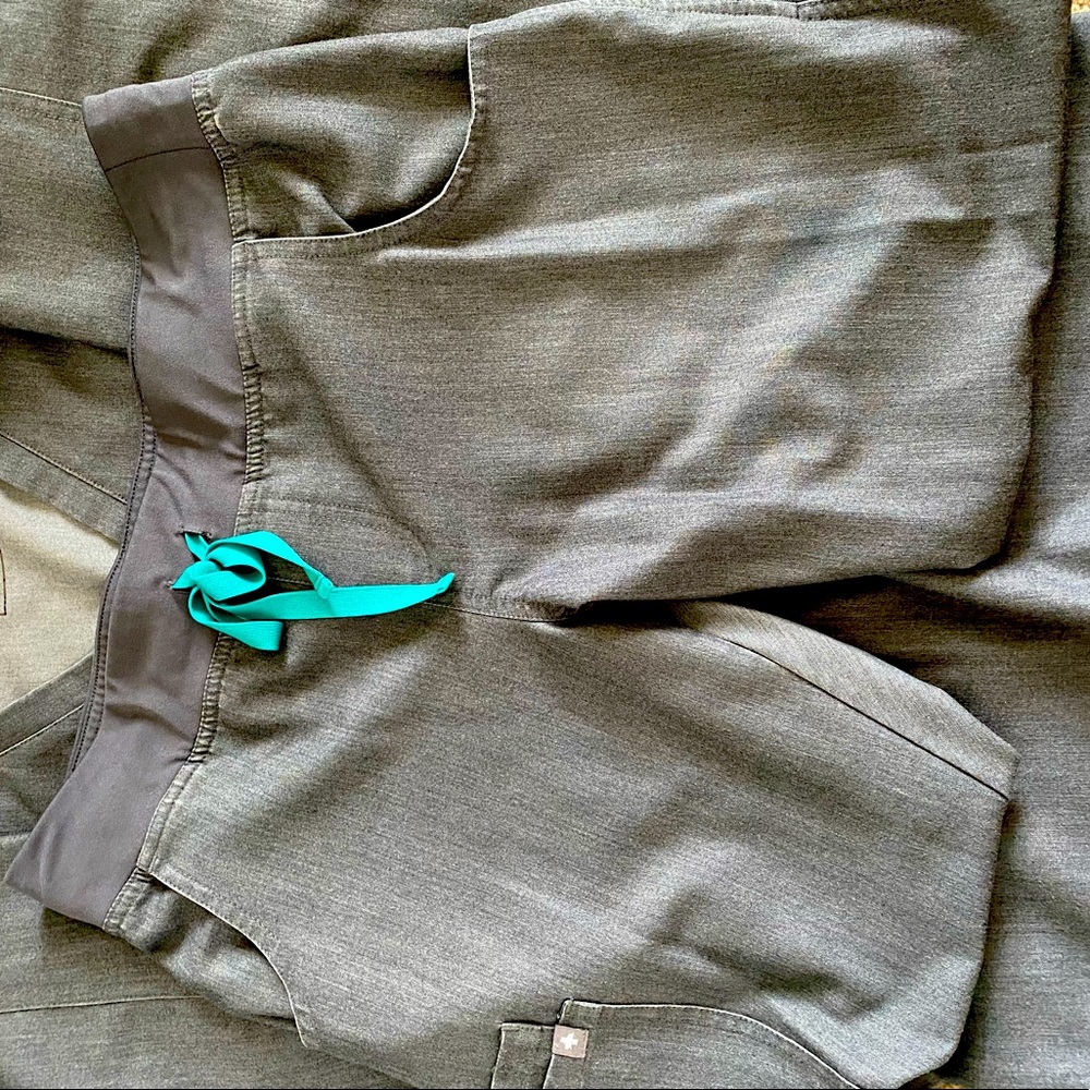 Figs Scrub Set. Kade Cargo Scrub Pants size S, Casma 3 Pocket Scrub Top size S.